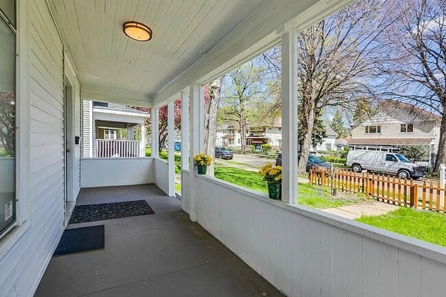 Foto del edificio - Stunning 5 Bedroom, 2 Bathroom Home in Minneapolis! Available 3/1/2026-Section 8 Accepted