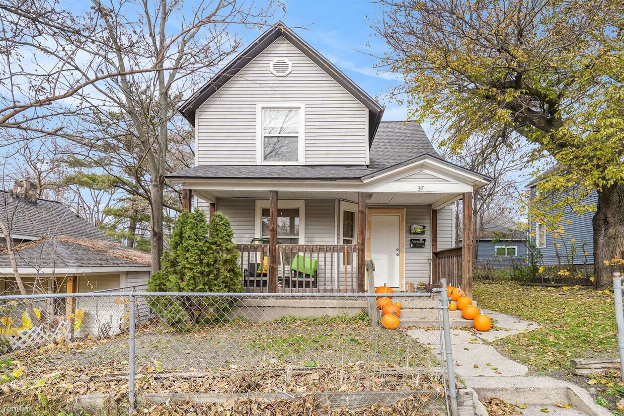 Primary Photo - 2 br, 1 bath Duplex - 37 Caledonia St NE U...