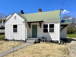 Building Photo - 718 Forest St