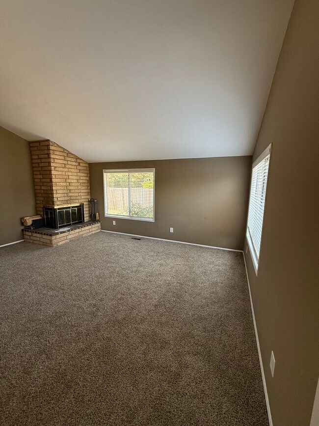 Building Photo - Charming 3-Bedroom, 2-Bathroom with Large ...