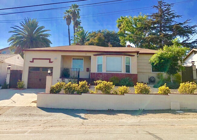 Foto del edificio - Charming 3 bedroom 1.5 bath home in La Mesa, with brand new Spa Jacuzzi! $3,295