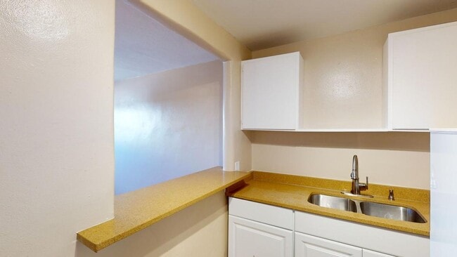 Foto del edificio - Centrally located studio apartment. Utilit...
