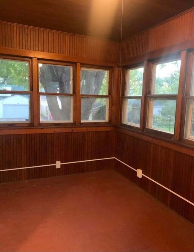 Three-season porch - 1164 Cook Ave E
