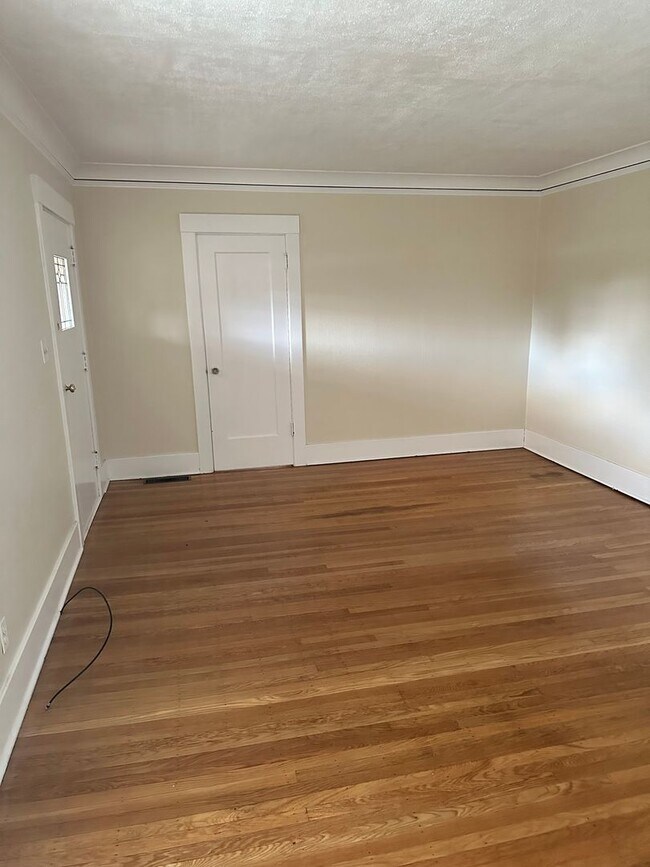 Building Photo - Wallingford 2 Bedroom House with Fenced Ya...