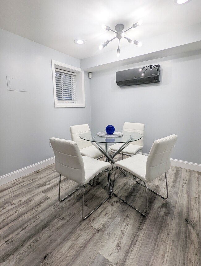 Fotografía del edificio - 634 Rock Creek Church Rd NW