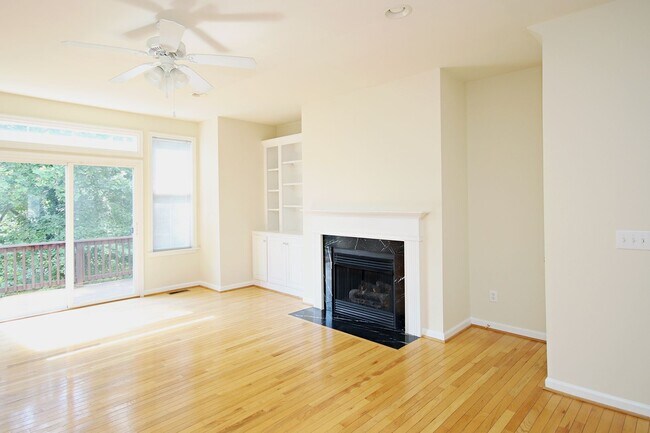 Building Photo - End-Unit Melbourne Park Townhome