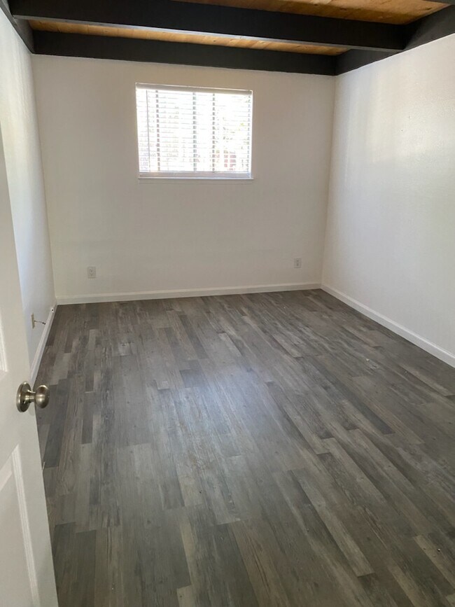 Building Photo - 1049 Tomahawk Trail