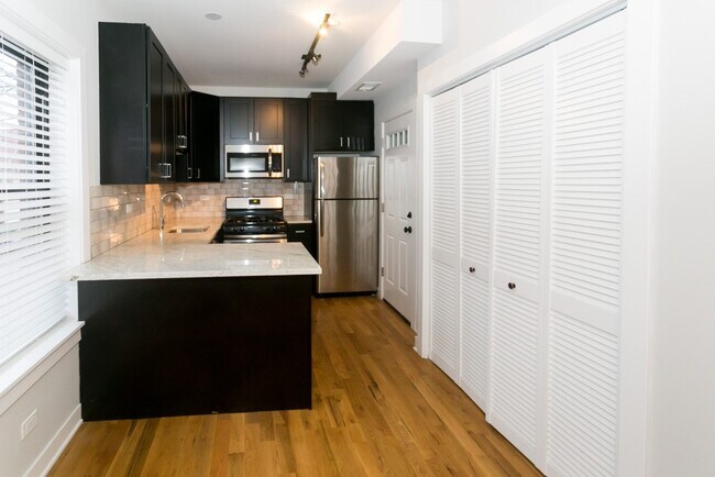 Foto del edificio - 2204 W Eastwood Ave