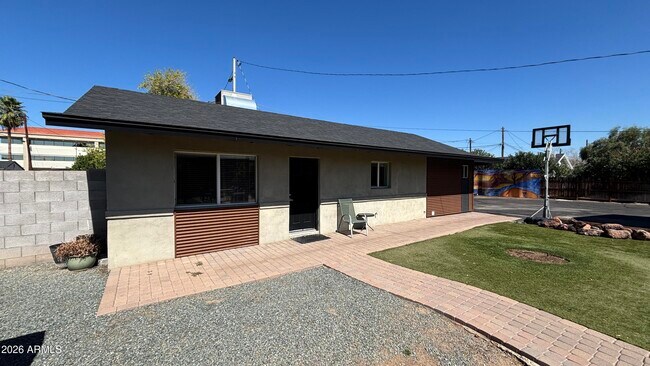 Building Photo - 706 E Whitton Ave