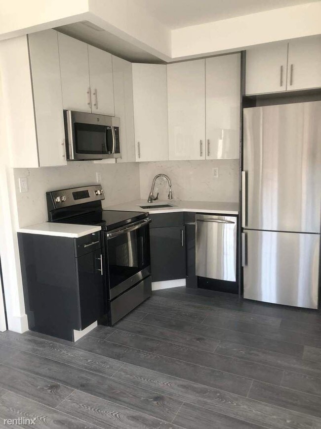 Building Photo - 3 br, 1 bath Apartment - 49 Seaman Ave
