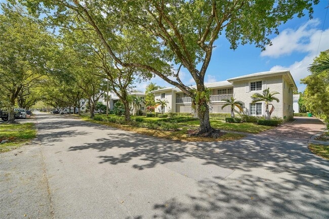 Building Photo - 925 Palermo Ave