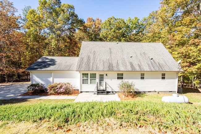 Building Photo - 3 Bedrooms, 2.5 Bathrooms - Home in Silver Creek!