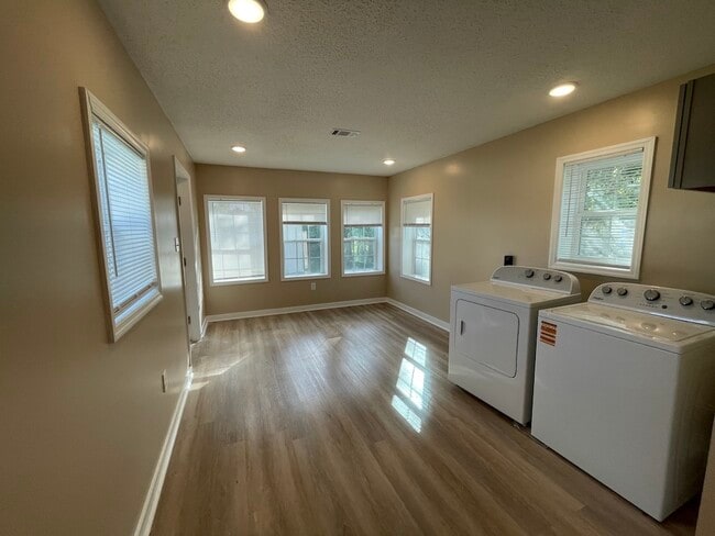 Foto del edificio - 803 S Oak St