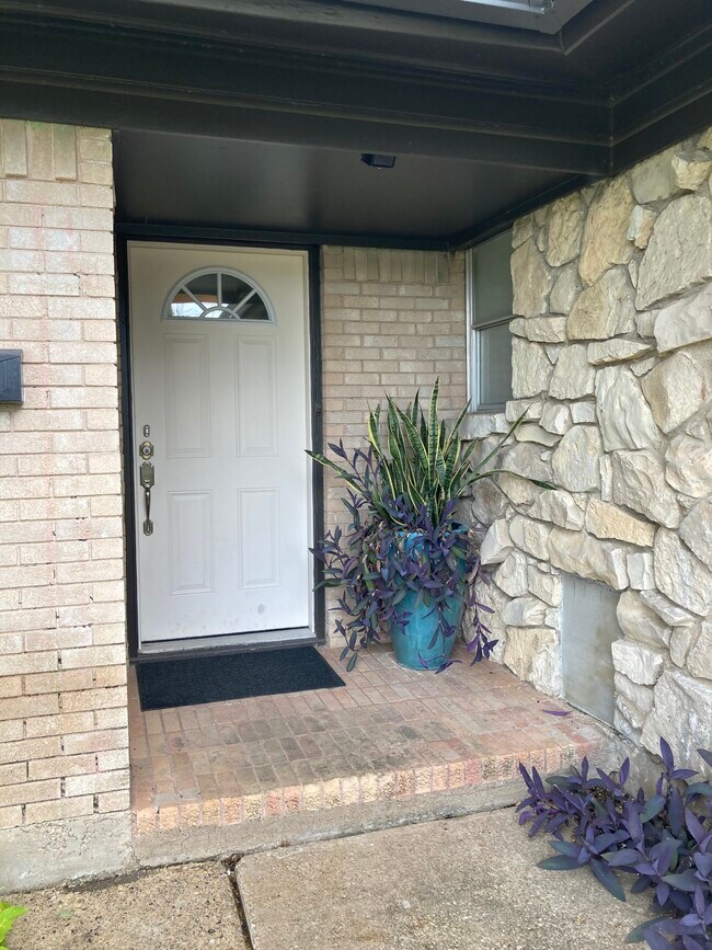 Building Photo - 9318 Clearwater Dr