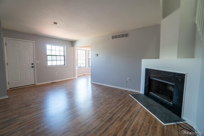 Building Photo - 43479 Arbor Way W