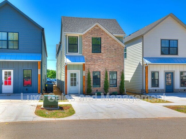 Photo - 612 W 2nd St House