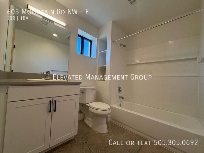 Foto del edificio - 605 Mountain Rd NW