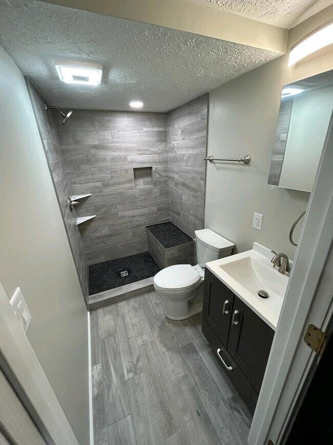 Foto del edificio - 5161 Singleton Dr