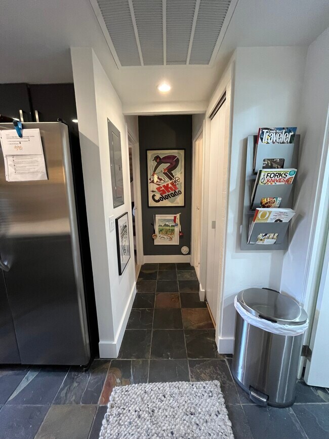 Building Photo - 222 Creekside Dr