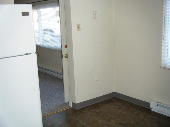 Building Photo - H6 Kenray Ave