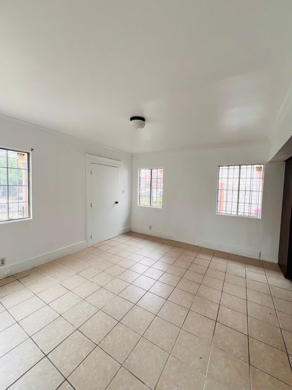 Foto del edificio - 1738 W 38th St