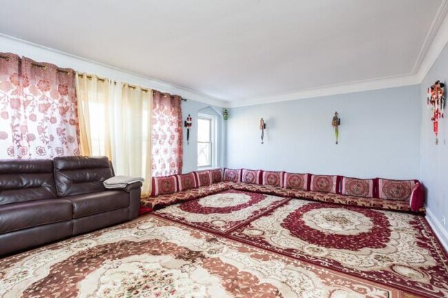 Building Photo - 4 bedroom in Chicago IL 60659