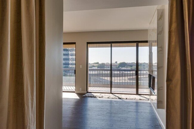 Building Photo - 3831 Turtle Creek Blvd