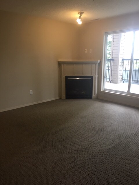 Photo du bâtiment - 2 Bed 1.5 Bath Unit in Edmonton, AB