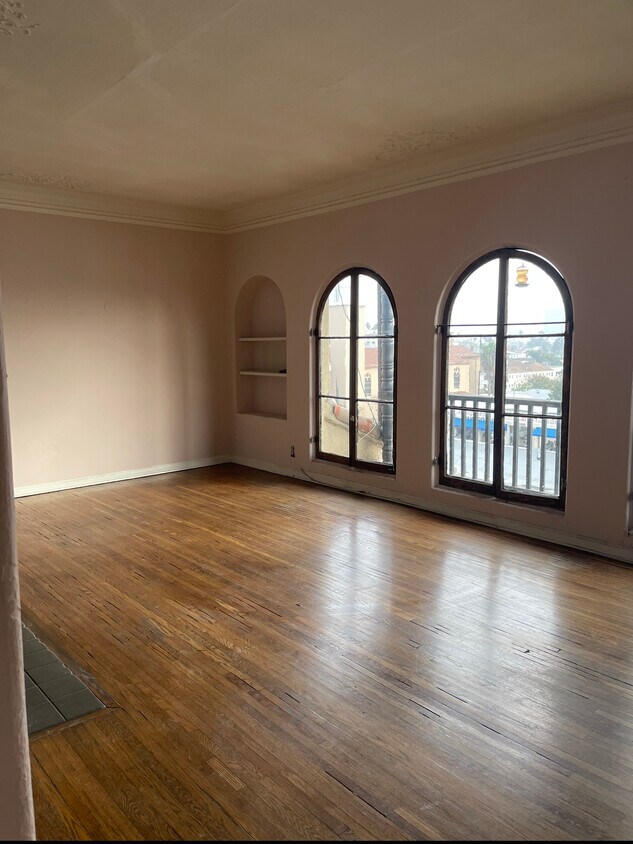 Living room - 314 N Mariposa Ave