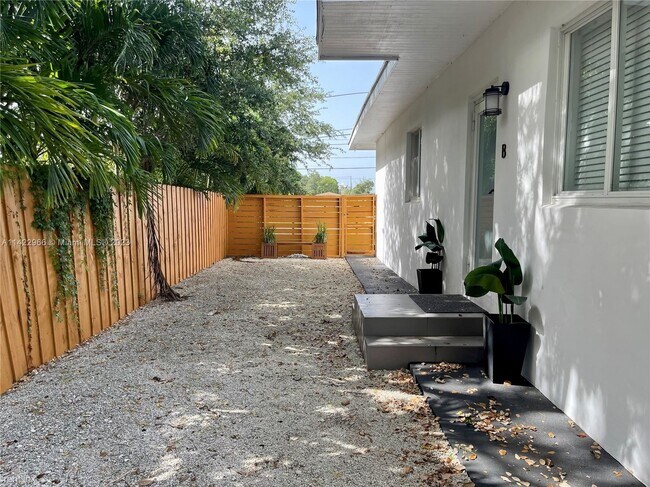 Foto del edificio - 2 br, 1 bath House - 220 NW 47th St