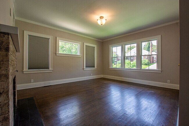 Foto del edificio - Adorable Brick 4 Bedroom Ranch with Finish...