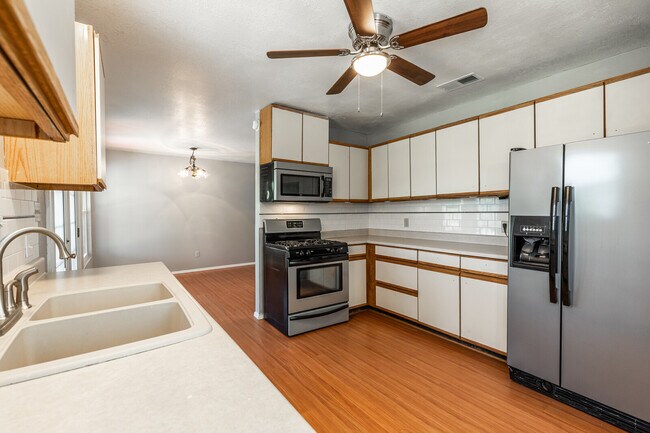 Foto del edificio - 910 N Magnolia Ave