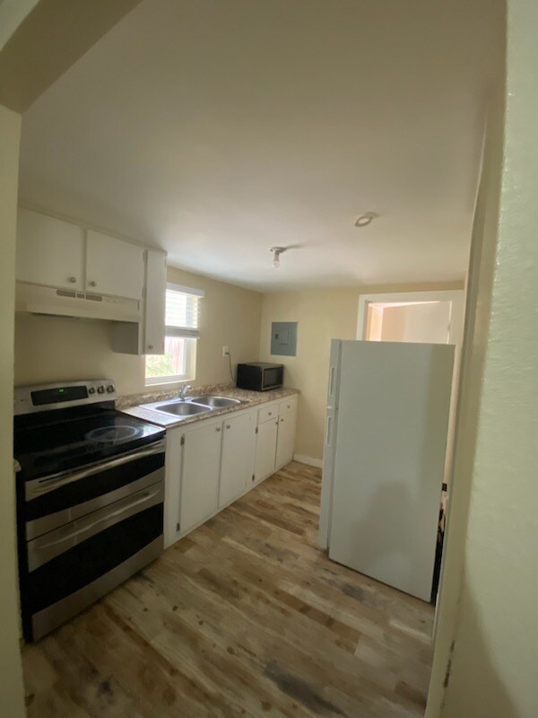 Kitchen - 2241 Gumwood Ave