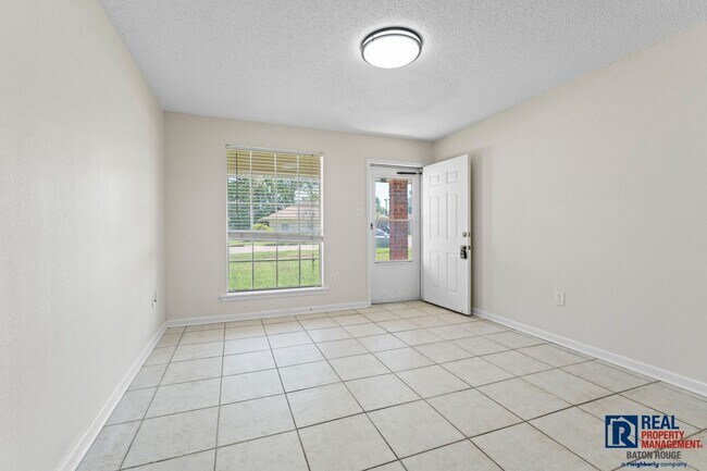 Foto del edificio - House: Kings Hill Subdivision