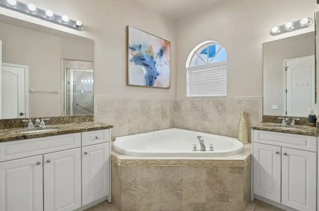 Foto del edificio - 711 NW 19th Ct