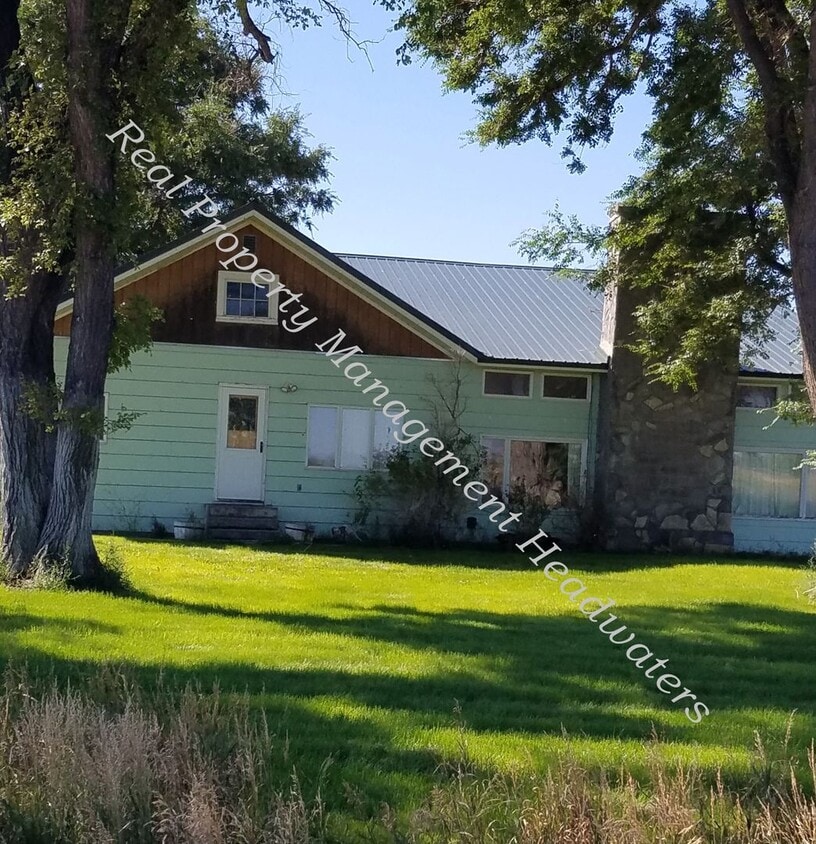 Foto principal - 4 Bedroom 2 Bath Farm House for Rent
