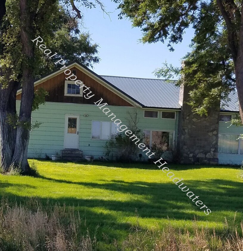 Primary Photo - 4 Bedroom 2 Bath Farm House for Rent