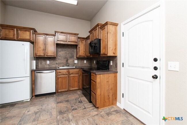 Building Photo - 607 Sladecek Dr