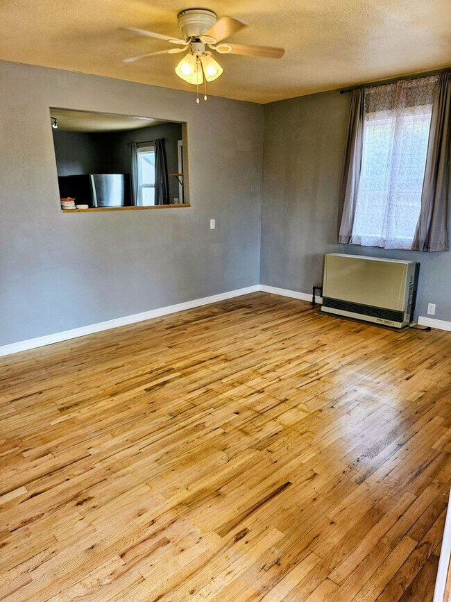 Foto del edificio - ALL PROSPECTIVE TENANTS MUST SUBMIT A $58 ...