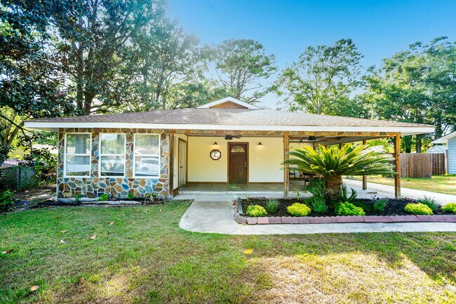 Building Photo - 602 Dogwood Rd