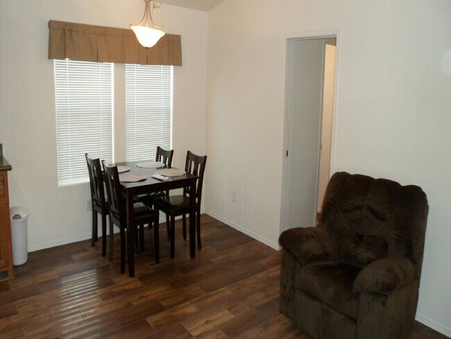 Foto del edificio - 8700 E University Dr