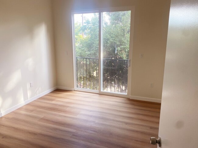 Living room and balcony - 3110 Carlyle St