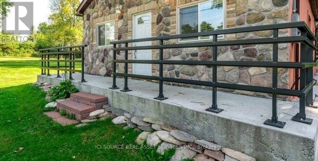 Photo du bâtiment - 6261 Shearer Point Rd