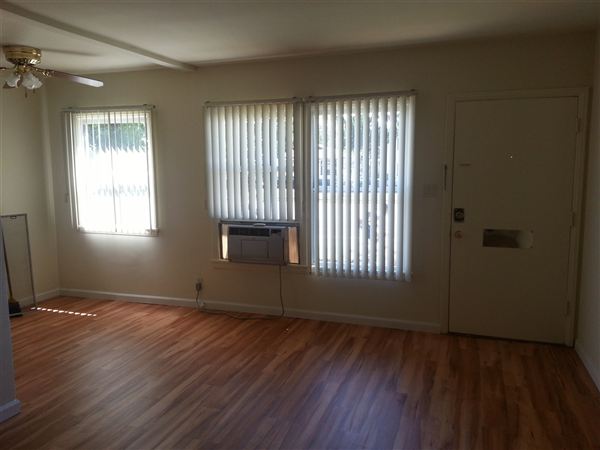 Building Photo - 927 W Glenoaks Blvd