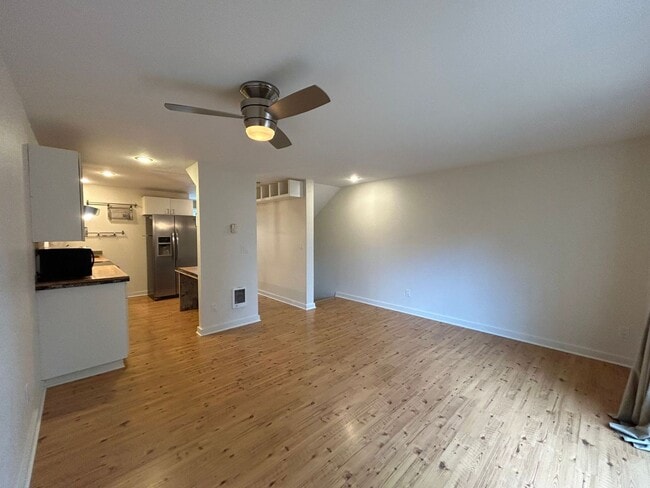 Building Photo - New Appliances, Carpet & Paint 2 Bed 1.5 B...