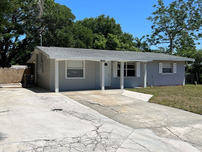 Building Photo - 3-Bedroom, 2-Bath Home with additional Off...
