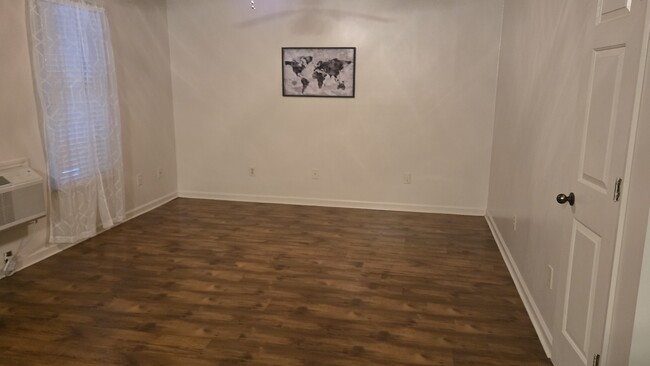 Building Photo - Lancelot