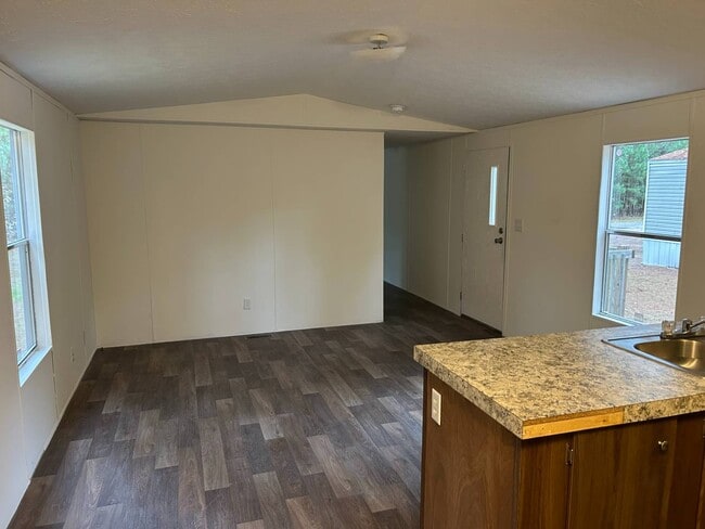 Building Photo - 1525 Thomas Dr