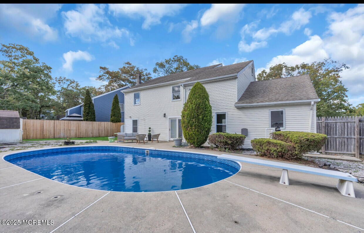 Foto del edificio - 1 Maplewood Ct