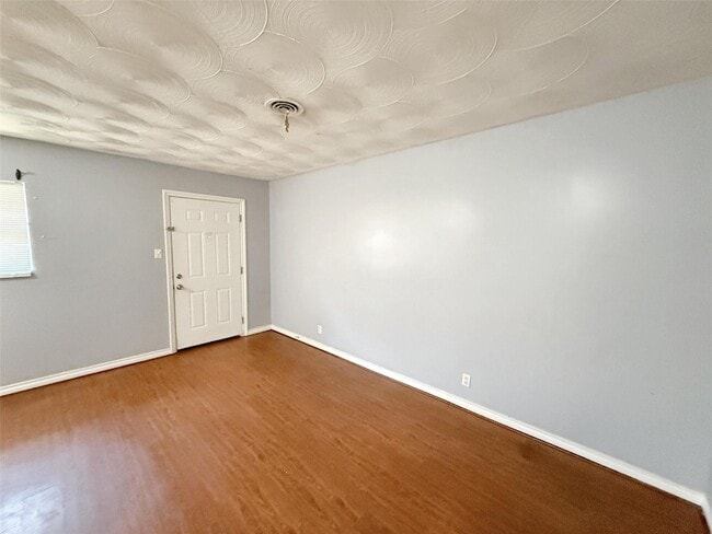 Building Photo - 211 Skyway Dr